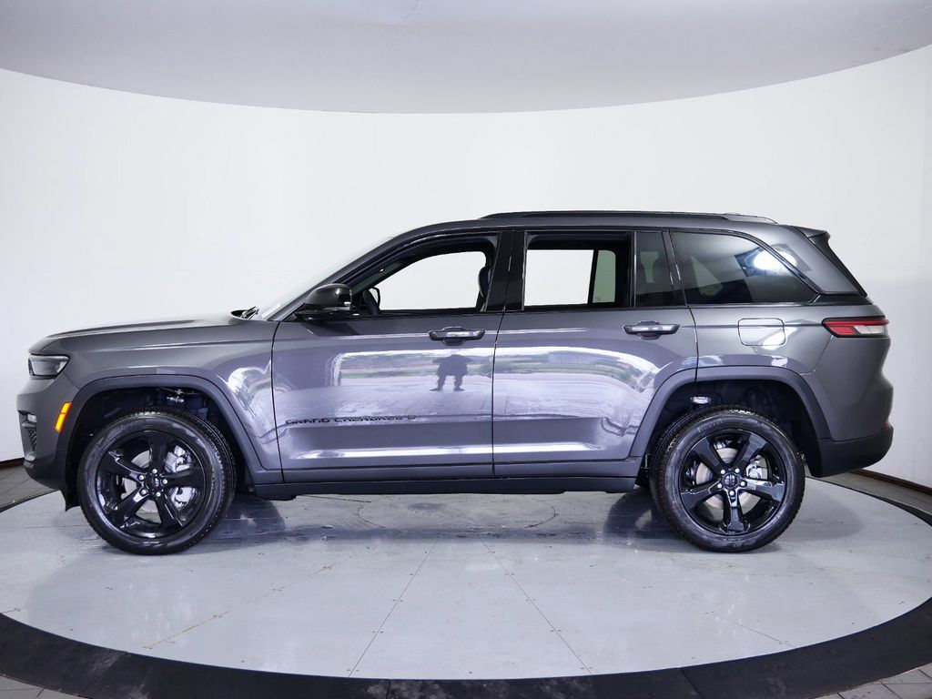 Thumbnail: 2025 Jeep Grand Cherokee - 16
