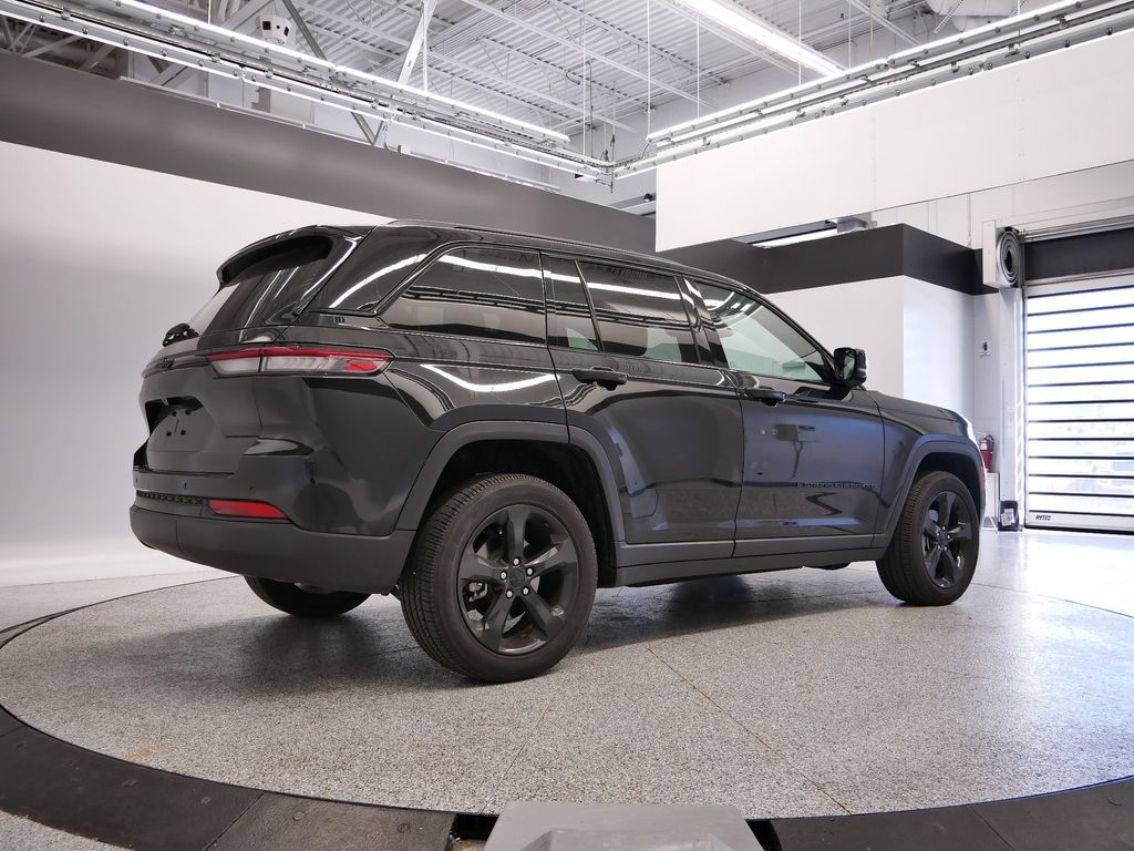 Thumbnail: 2023 Jeep Grand Cherokee - 17