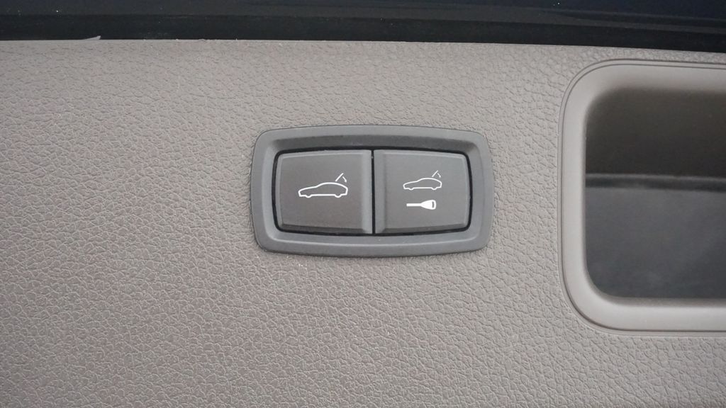 Thumbnail: 2017 Porsche Macan - 17