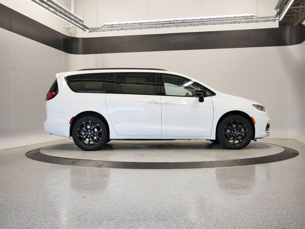 Thumbnail: 2026 Chrysler Pacifica - 42