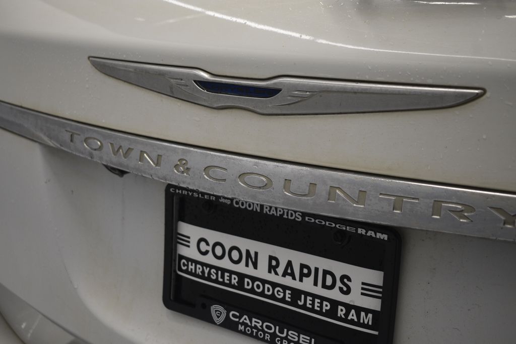 Thumbnail: 2015 Chrysler Town & Country - 18