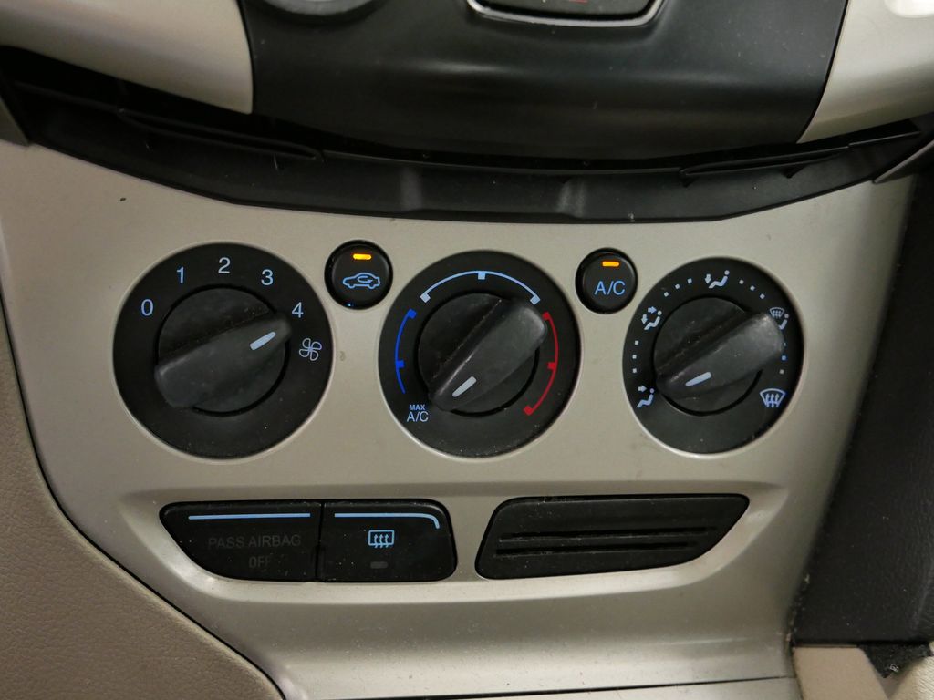 Thumbnail: 2012 Ford Focus - 29
