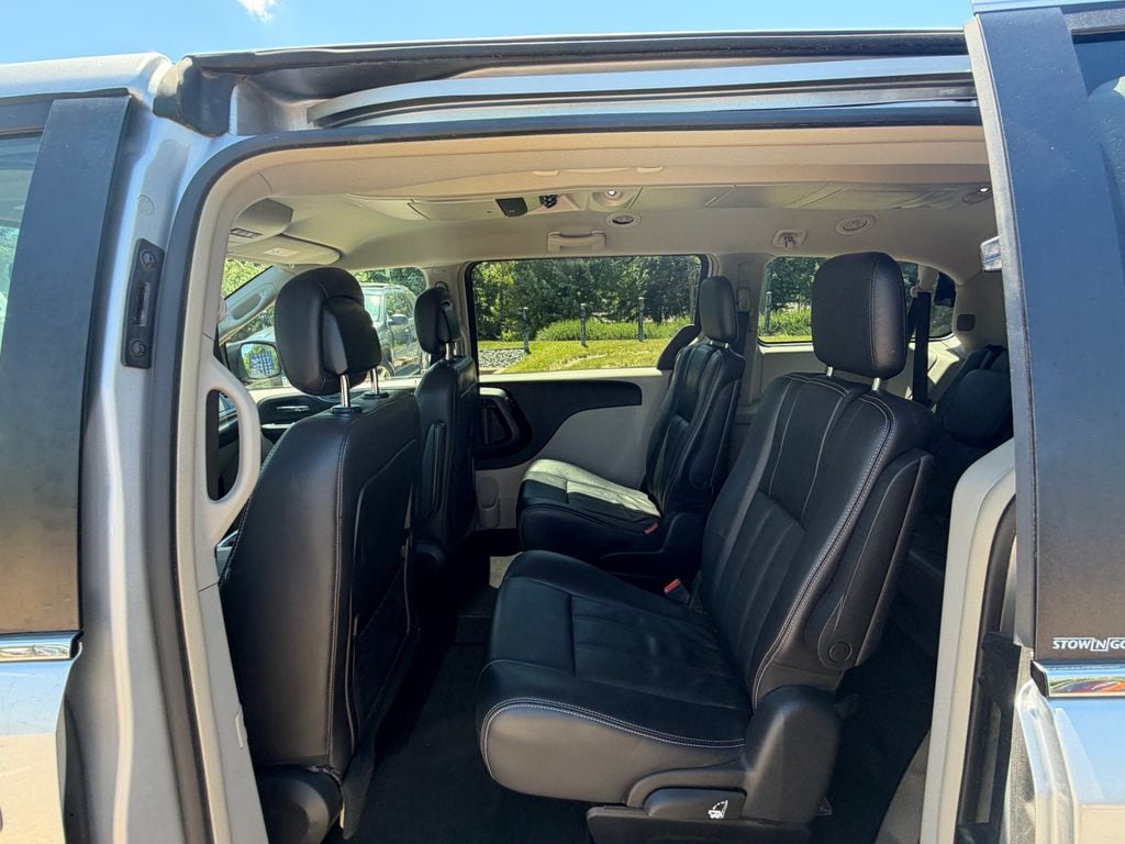 Thumbnail: 2012 Chrysler Town & Country - 20