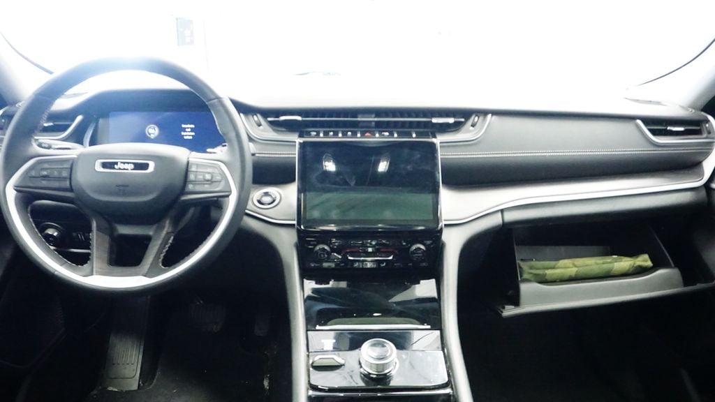 Thumbnail: 2023 Jeep Grand Cherokee - 24