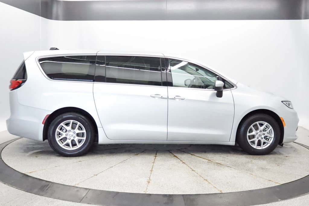 Thumbnail: 2023 Chrysler Pacifica - 8