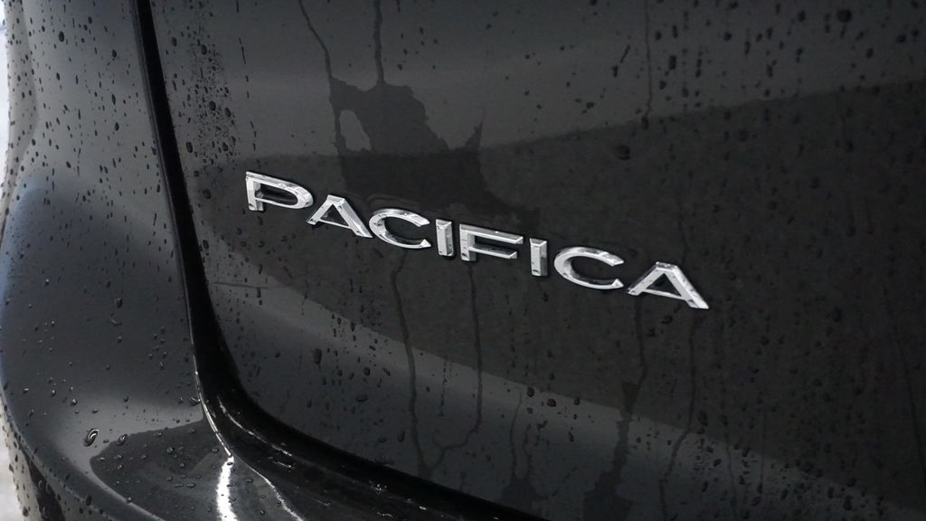 Thumbnail: 2018 Chrysler Pacifica - 16