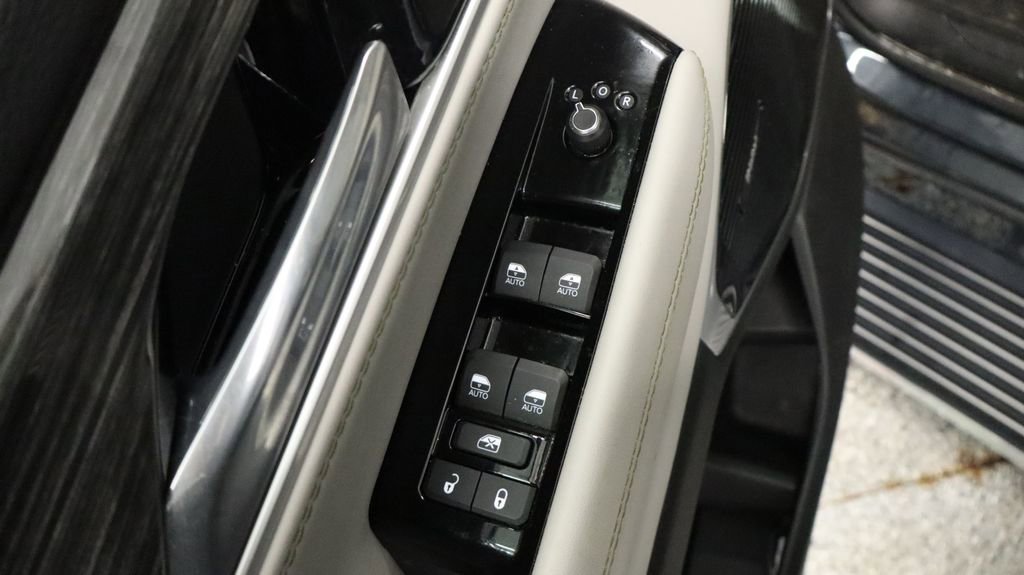 Thumbnail: 2022 Jeep Wagoneer - 34