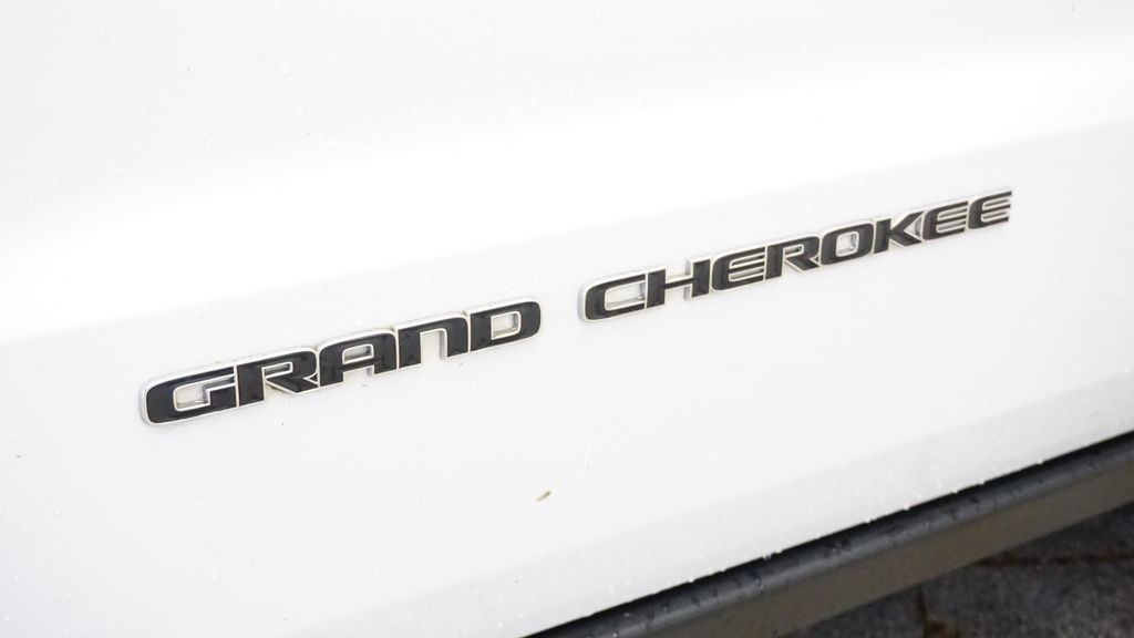 Thumbnail: 2017 Jeep Grand Cherokee - 14