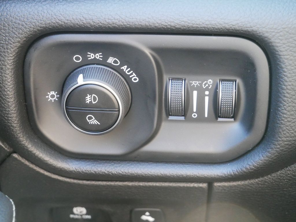 Thumbnail: 2025 RAM 1500 - 32