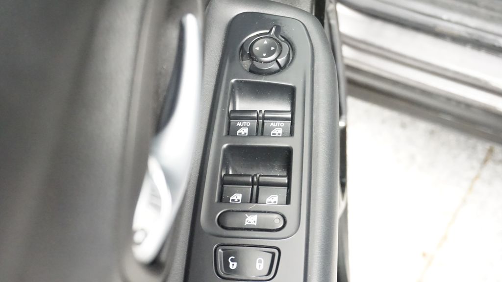 Thumbnail: 2016 Jeep Renegade - 33