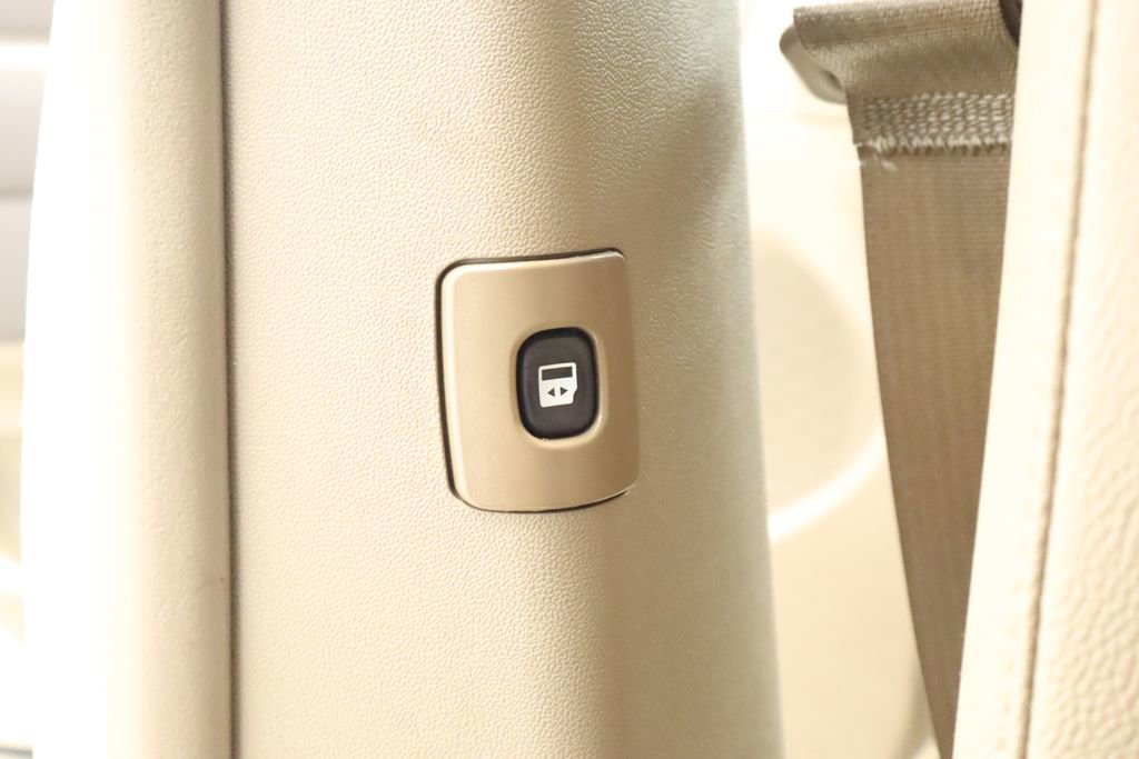Thumbnail: 2014 Chrysler Town & Country - 31