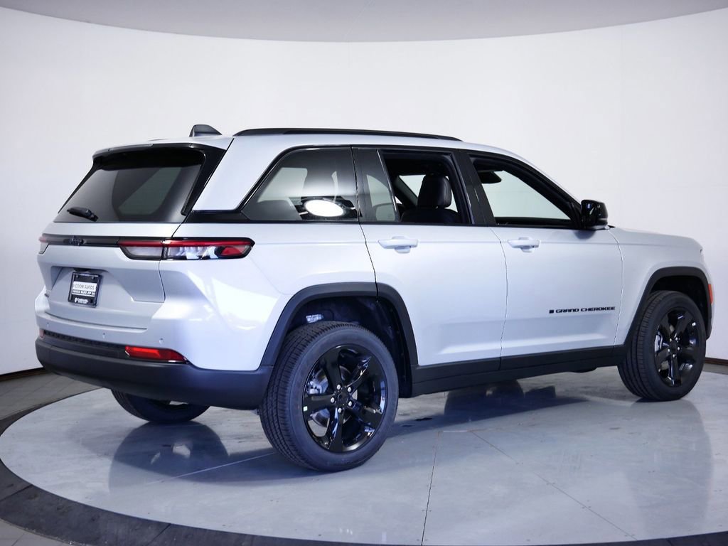 Thumbnail: 2024 Jeep Grand Cherokee - 10