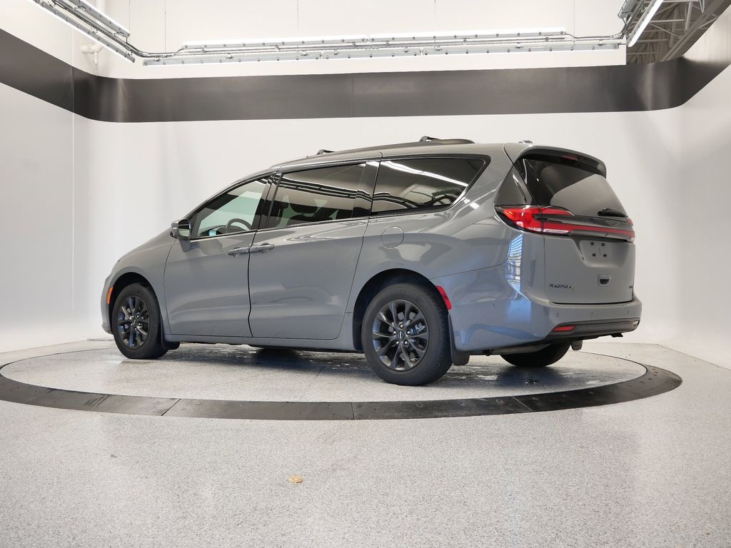 Thumbnail: 2021 Chrysler Pacifica - 3