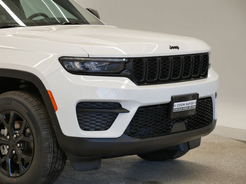 Thumbnail: 2025 Jeep Grand Cherokee - 3