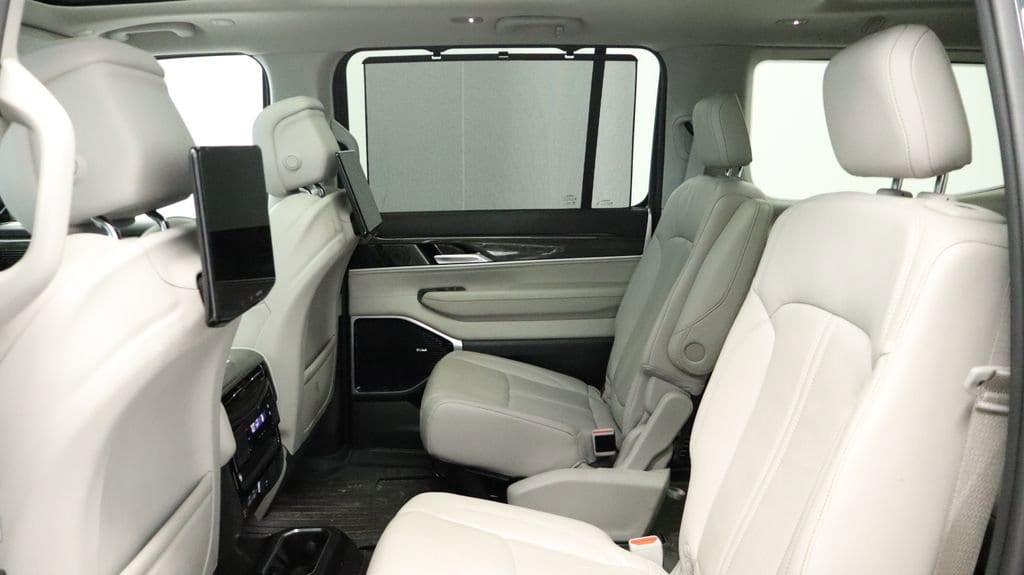 Thumbnail: 2022 Jeep Wagoneer - 28