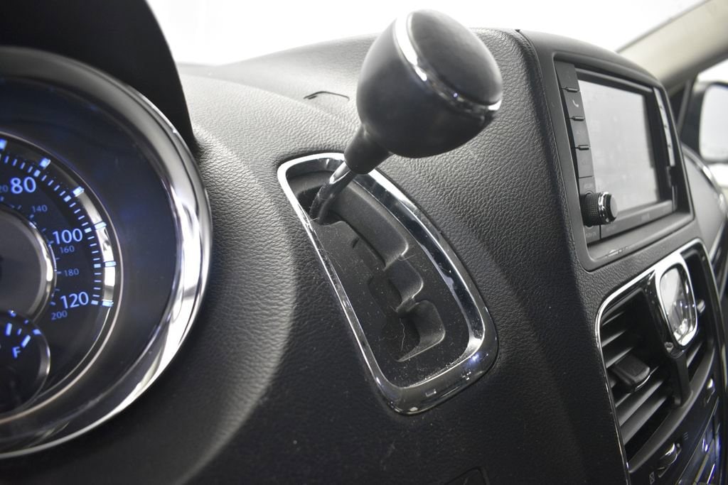 Thumbnail: 2014 Chrysler Town & Country - 47