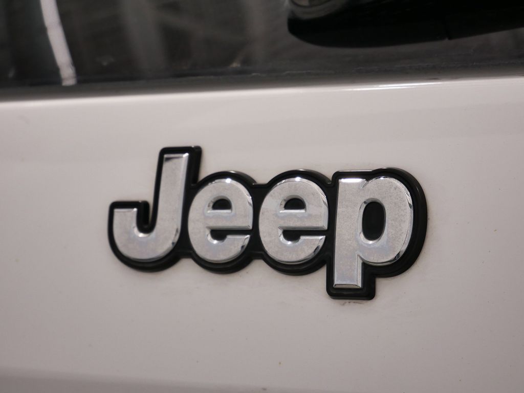 Thumbnail: 2015 Jeep Cherokee - 23