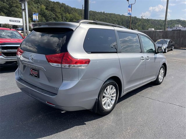 2013 Toyota Sienna XLE photo 4