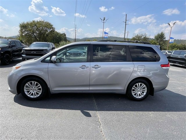 2013 Toyota Sienna XLE photo 2