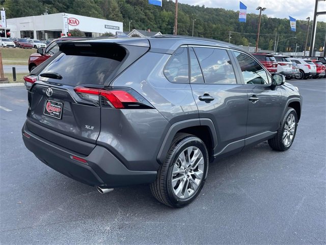 2021 Toyota RAV4 XLE Premium photo 3