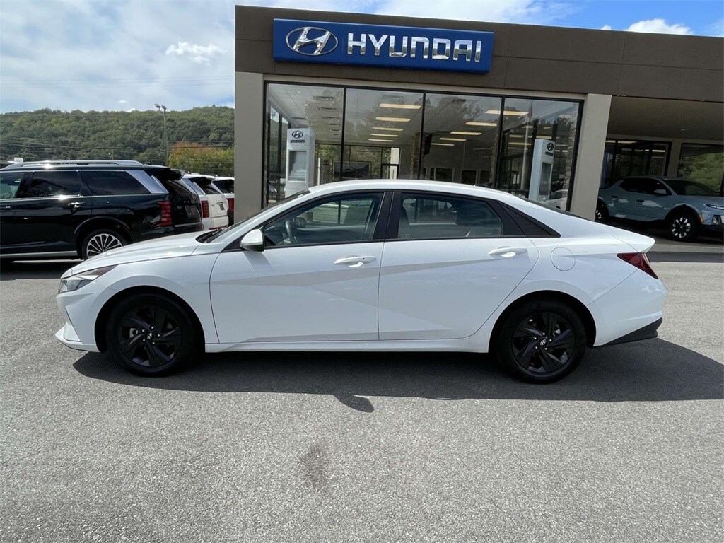 2022 Hyundai Elantra SEL Convenience photo 2