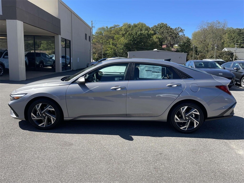 2025 Hyundai Elantra SEL Convenience photo 2