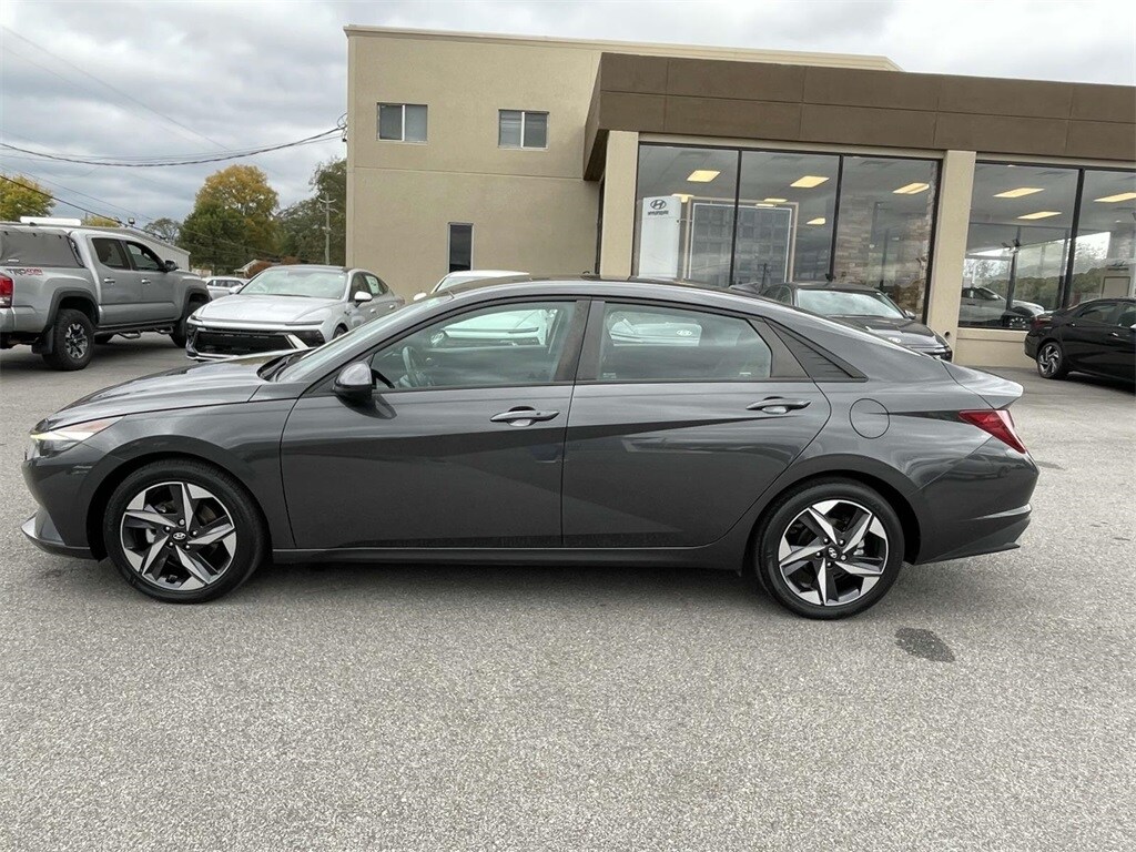 2023 Hyundai Elantra SEL Convenience photo 2