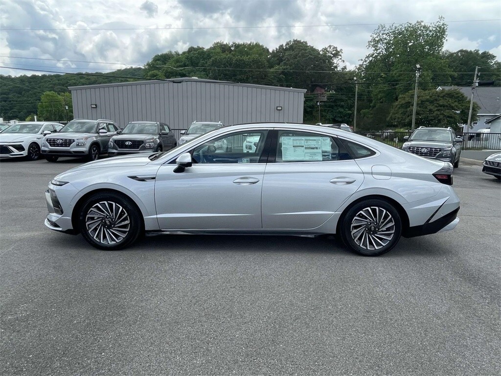 2025 Hyundai Sonata Hybrid Limited photo 2