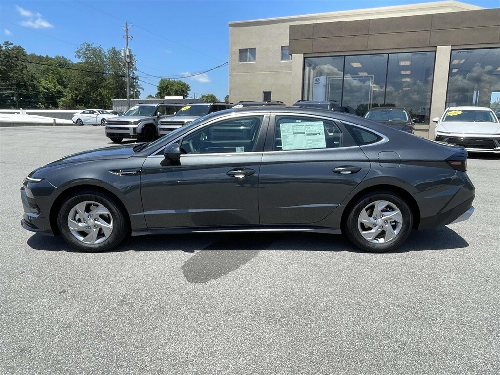 2025 Hyundai Sonata SE photo 2