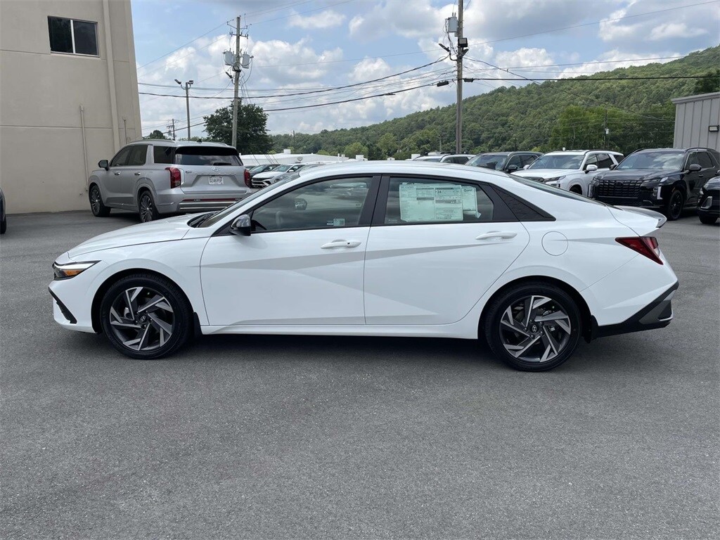 2025 Hyundai Elantra SEL Sport photo 2