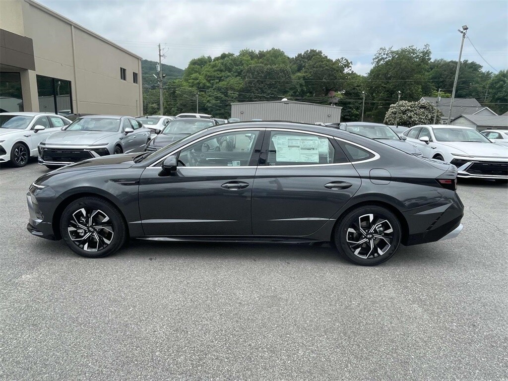 2025 Hyundai Sonata SEL photo 2