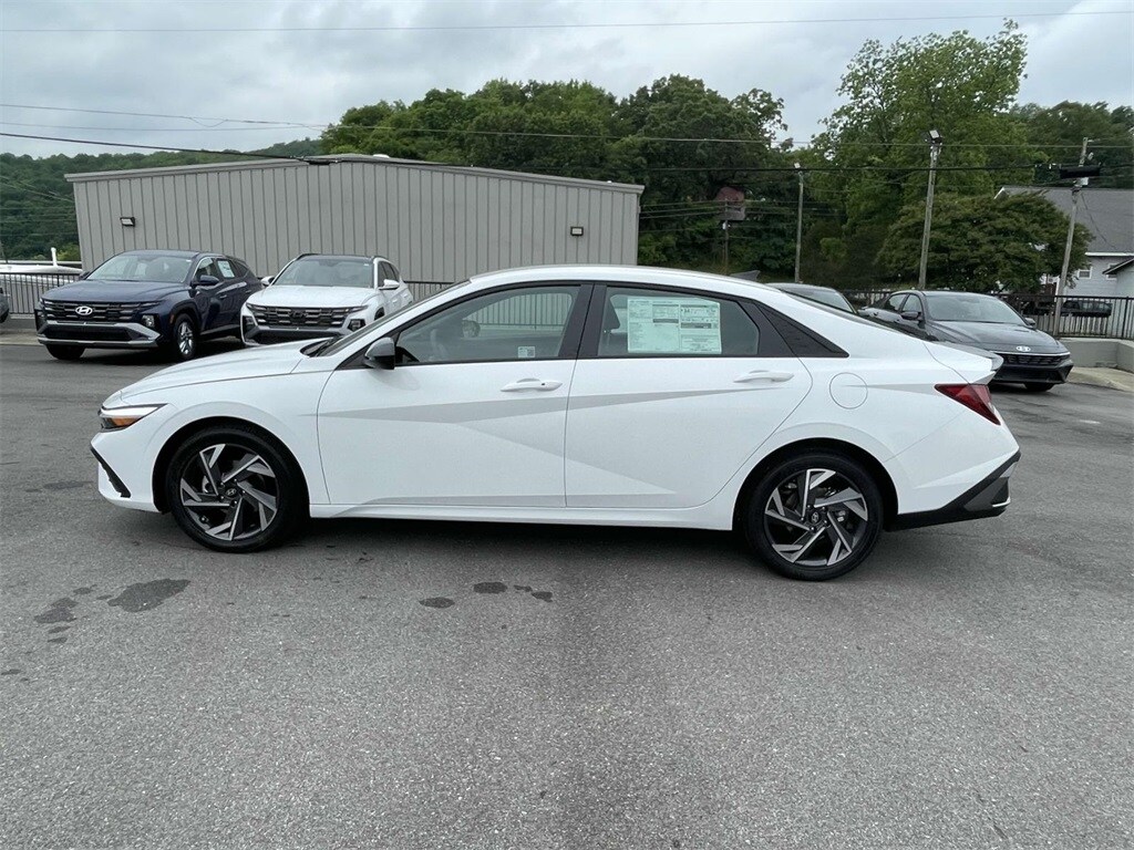 2025 Hyundai Elantra SEL Sport photo 2