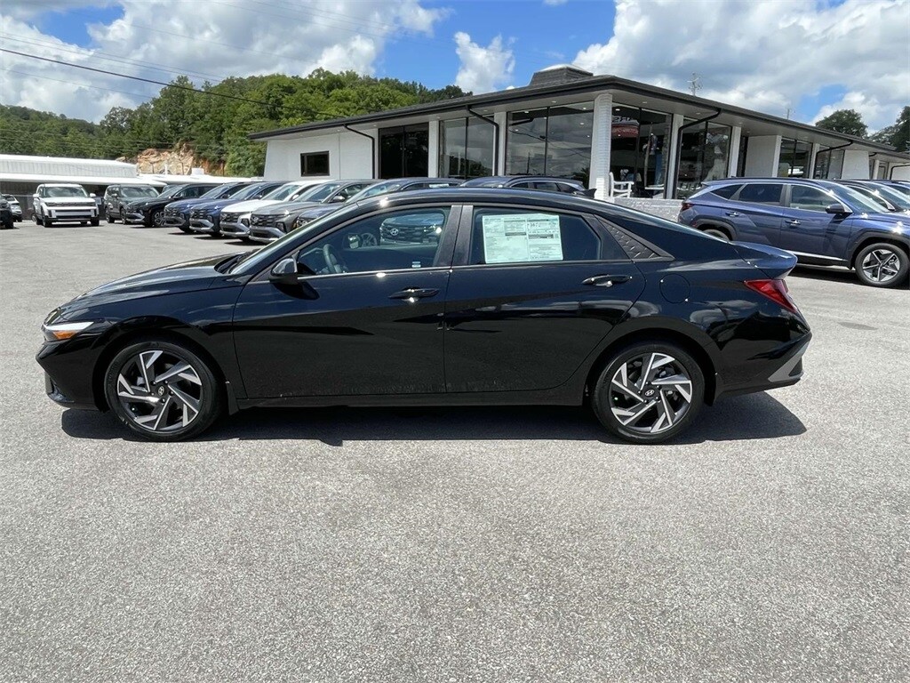 2025 Hyundai Elantra SEL Sport photo 2