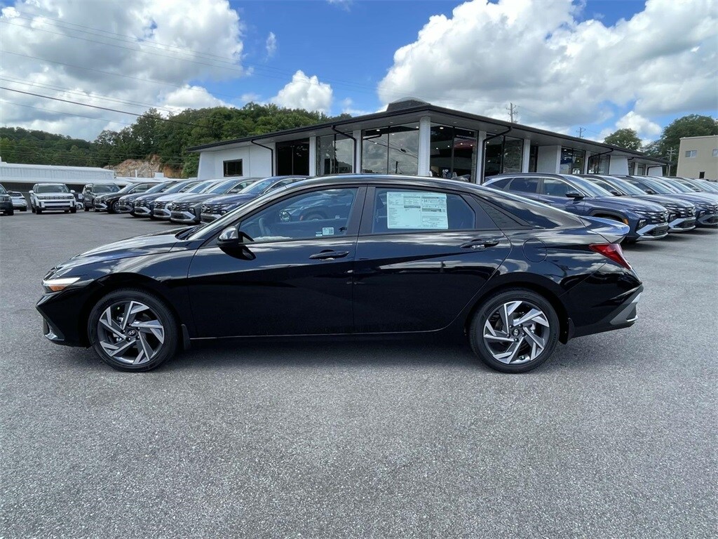 2025 Hyundai Elantra SEL Sport photo 2
