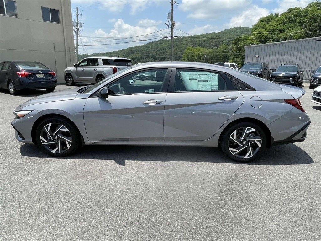 2025 Hyundai Elantra SEL Sport photo 2
