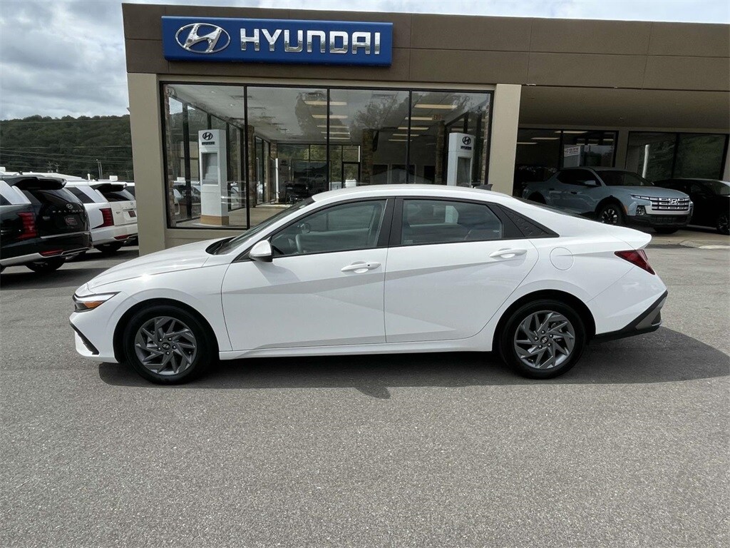 2024 Hyundai Elantra SEL photo 2