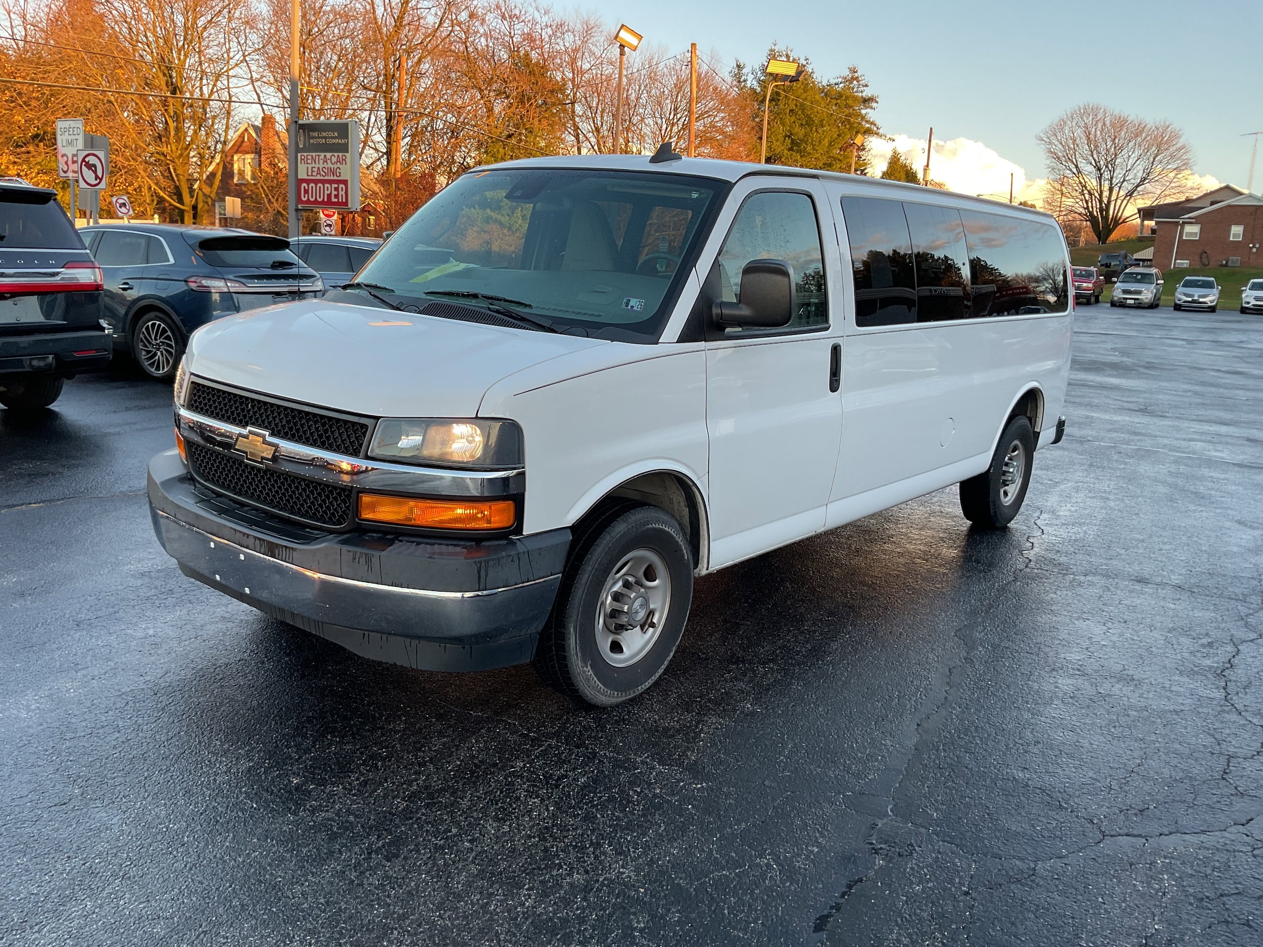 2019 Chevrolet Express Passenger LT's photo