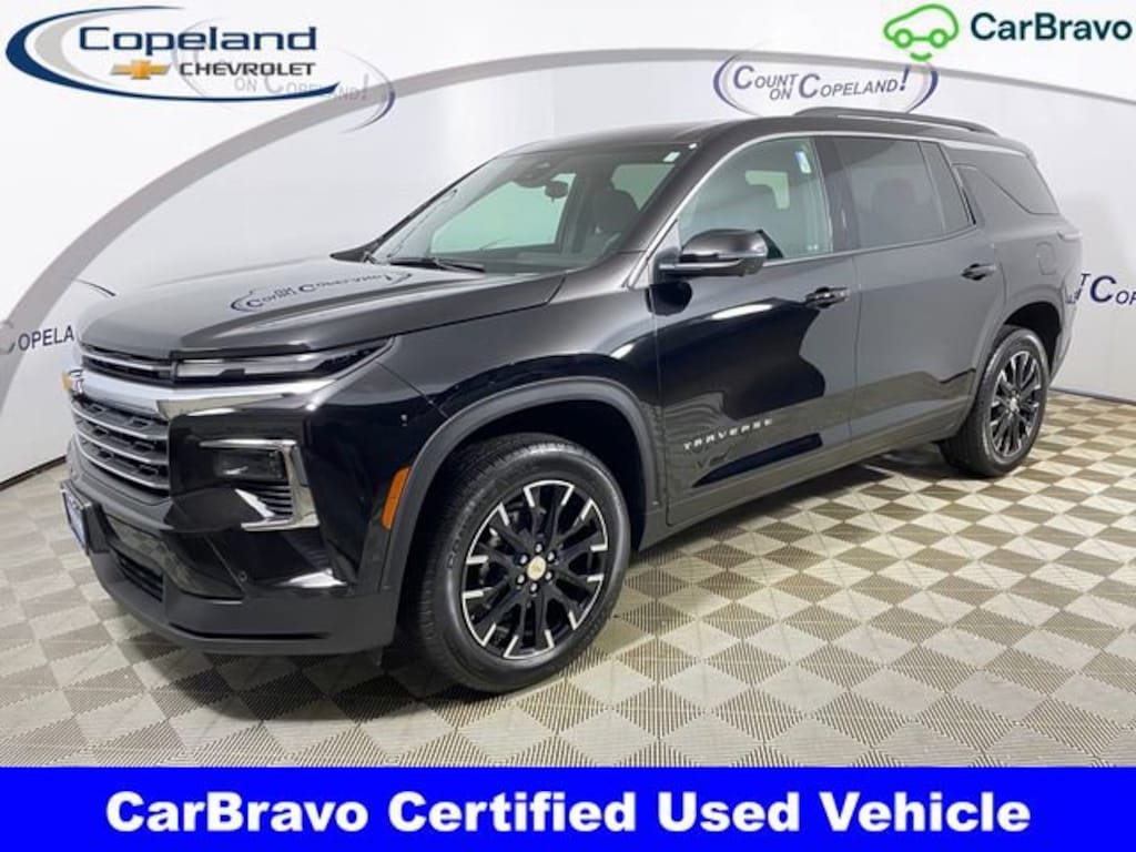 Used 2025 Chevrolet Traverse LT SUV