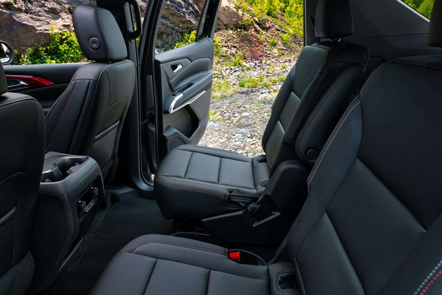  Chevrolet Traverse driving down driveway