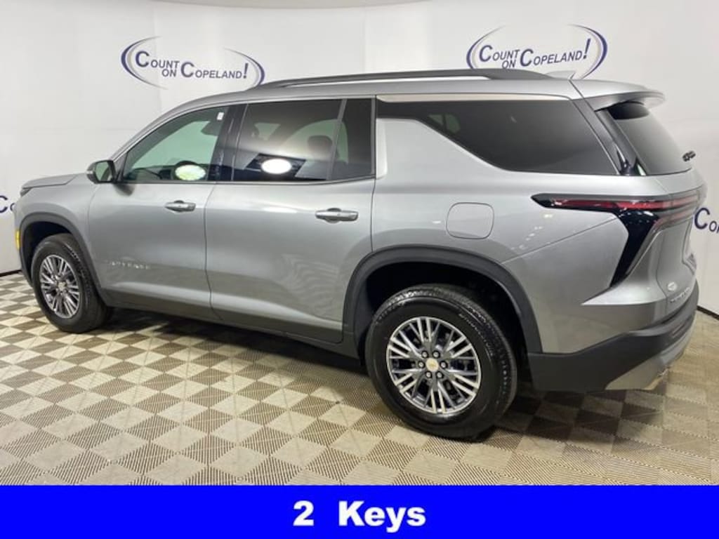 Used 2025 Chevrolet Traverse LT SUV