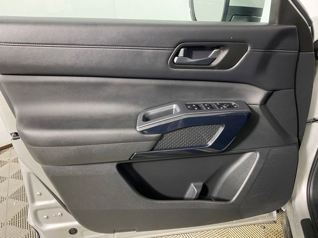 2025 Nissan Pathfinder SV - Photo 12