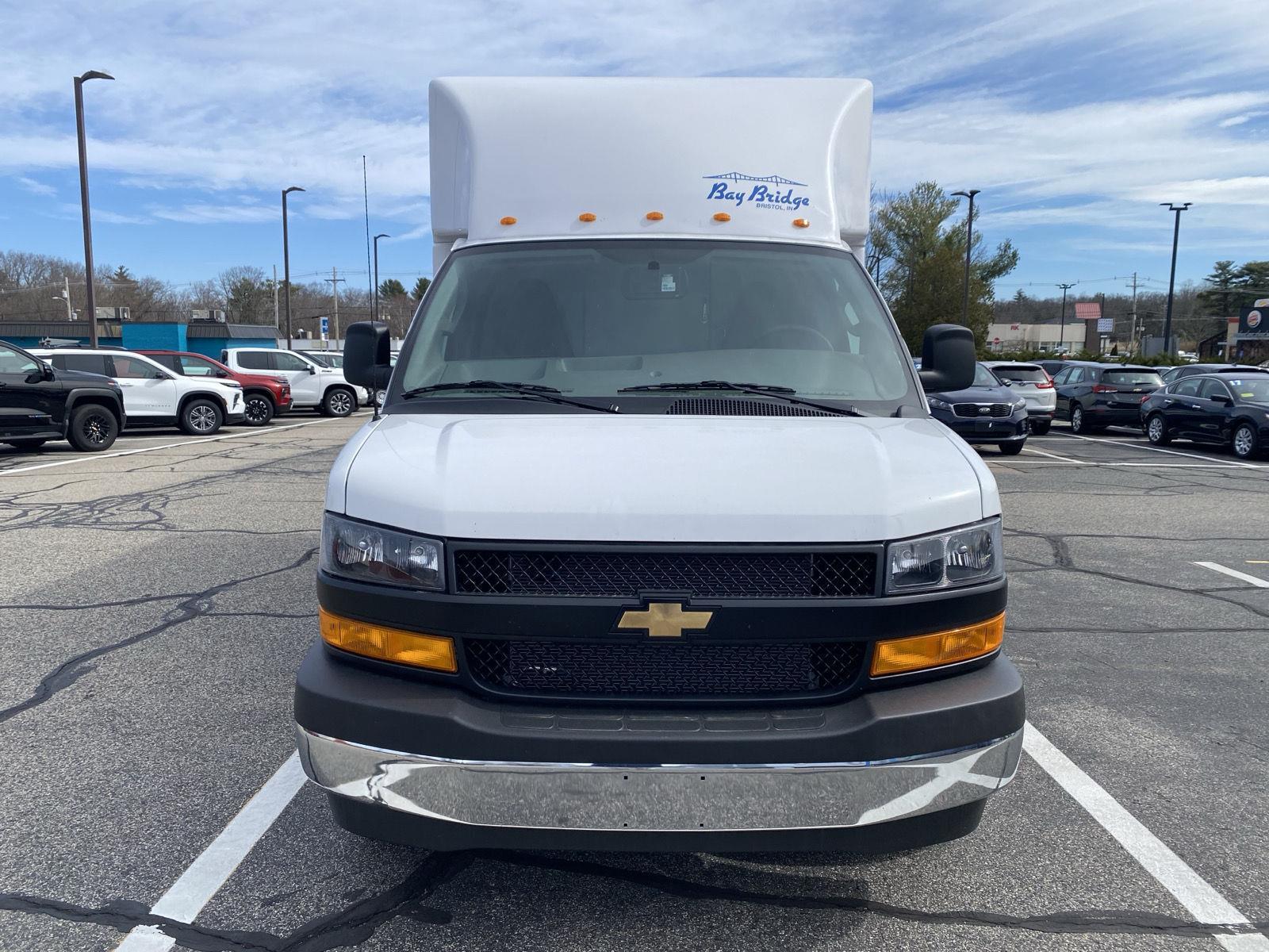 2024 Chevrolet Express Cutaway 3500 photo 2