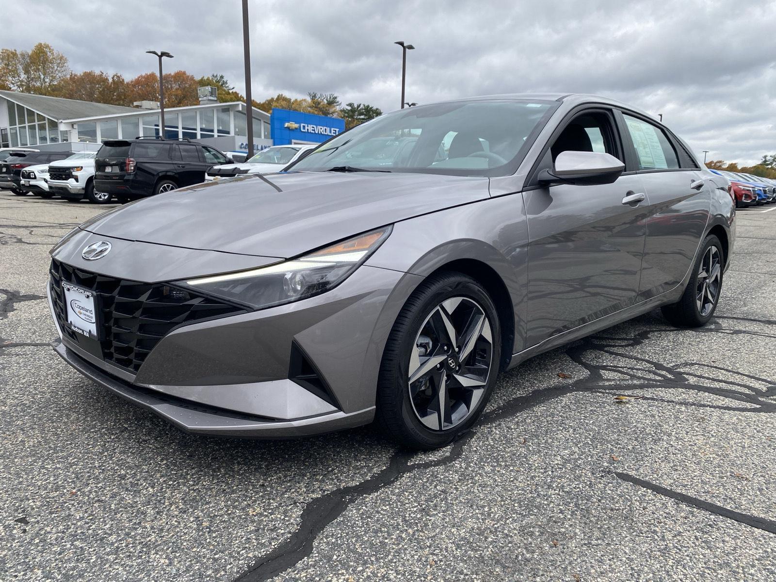 2023 Hyundai Elantra SEL photo 3