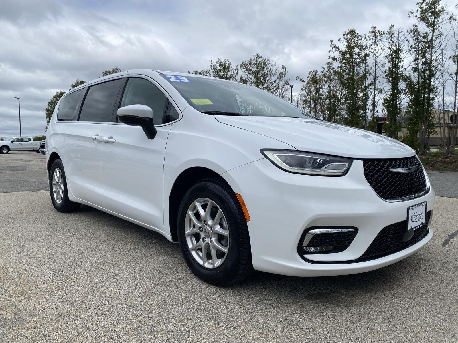 2023 Chrysler Pacifica Touring L's photo