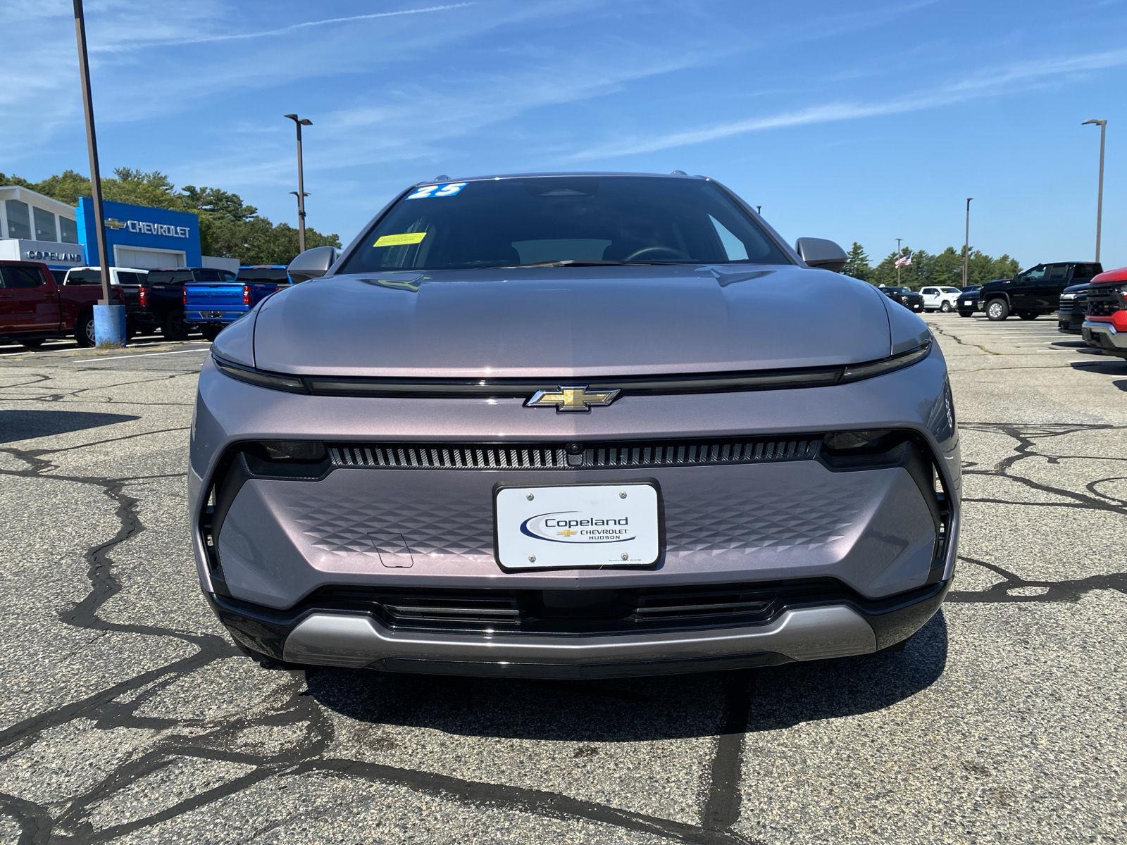 2025 Chevrolet Equinox EV 1LT photo 2
