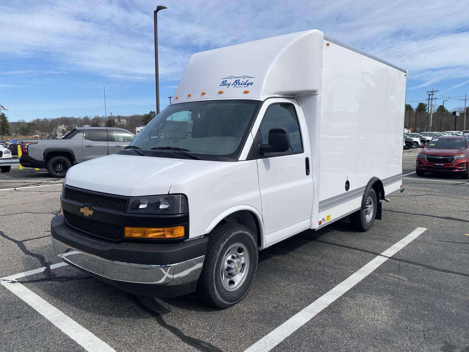 2024 Chevrolet Express Cutaway 3500 photo 3
