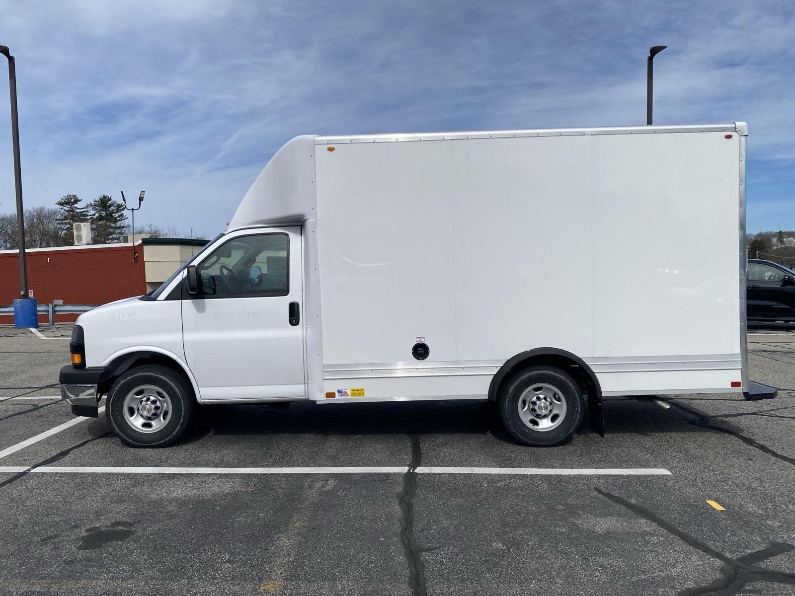 2024 Chevrolet Express Cutaway 3500 photo 4