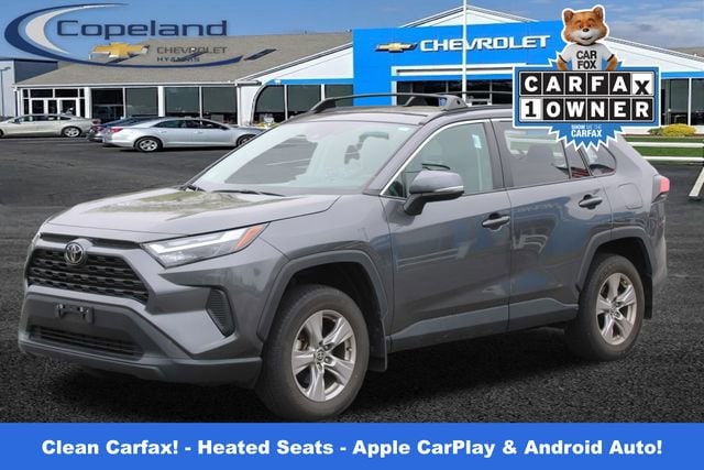 2022 Toyota RAV4 XLE photo 2