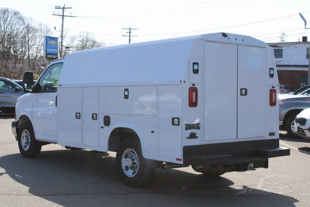 2024 Chevrolet Express Cutaway 3500 photo 3