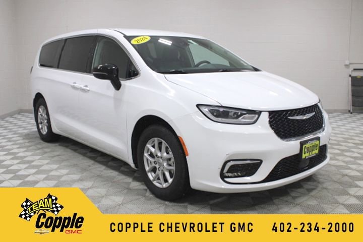 2024 Chrysler Pacifica Touring L's photo
